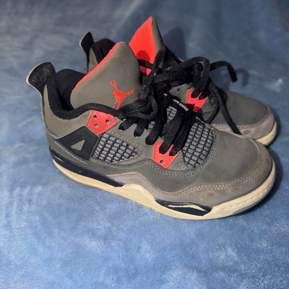Jordan 4 Retro 4 Infrared 2022 sneakers kid size 13.5 in gray with red accents